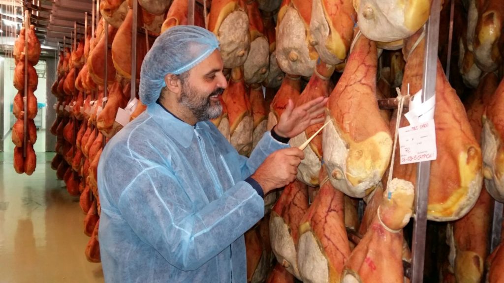 Lo chef stellato Marco Stabile a Carpegna con l’amico Giuseppe Cristini per valorizzare prosciutto e tartufo