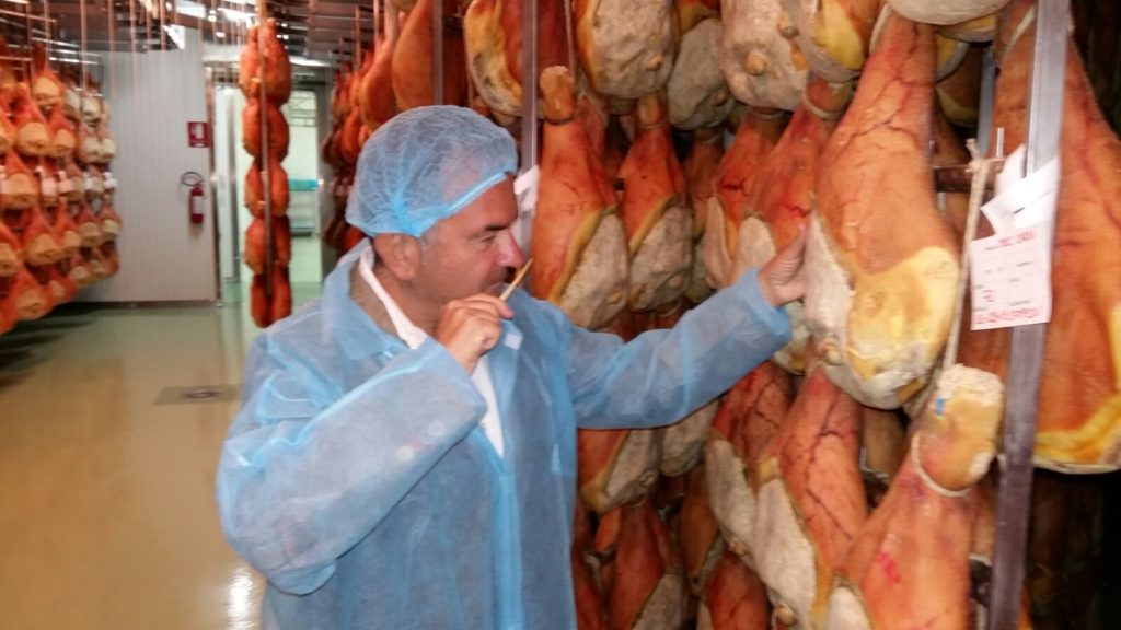 Lo chef stellato Marco Stabile a Carpegna con l’amico Giuseppe Cristini per valorizzare prosciutto e tartufo