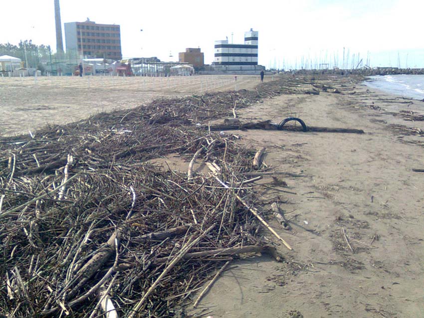 SENIGALLIA / Tonnellate di sabbia - l’oro della spiaggia di velluto - finiscono ogni anno in discarica